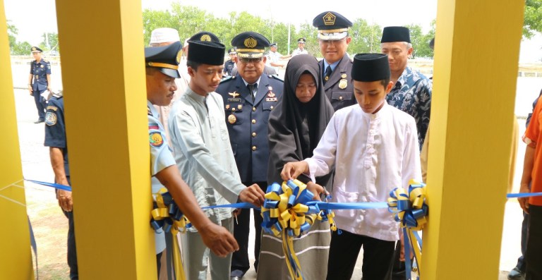 Pemotongan Pita Peresmian Musholla Sirhathal Mustaqim oleh Anak Panti Asuhan disaksikan Karutan dan Kakanim Karimun