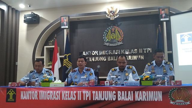 Imigrasi Kelas II TPI Tanjung Balai Karimun Deportasi 14 WNA di Tahun 2019