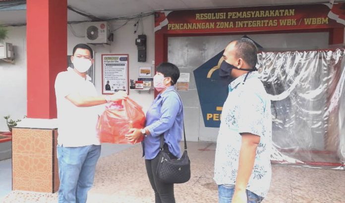 LMB, Imigrasi dan Awak Media Bagikan 650 Kotak Takjil di Rutan Karimun