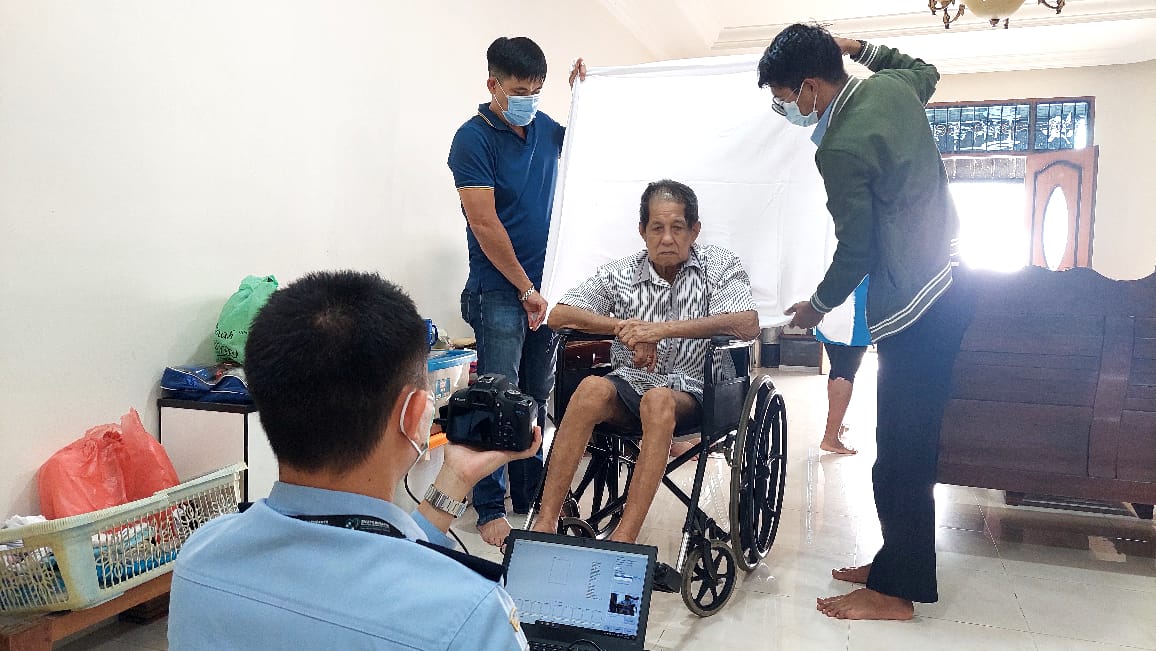 LAYANAN RAMAH HAM, PETUGAS IMIGRASI KARIMUN DATANGI PEMOHON YANG MEMBUTUHKAN