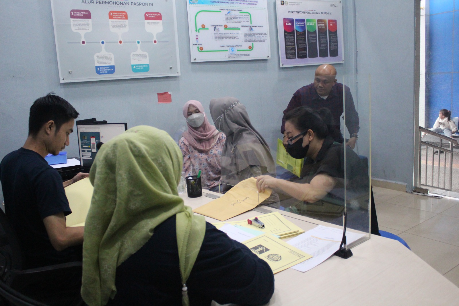 SUKSES LAKSANAKAN PASPOR SIMPATIK, IMIGRASI KARIMUN BERKOMITMEN MENINGKATKAN PELAYANAN PUBLIK