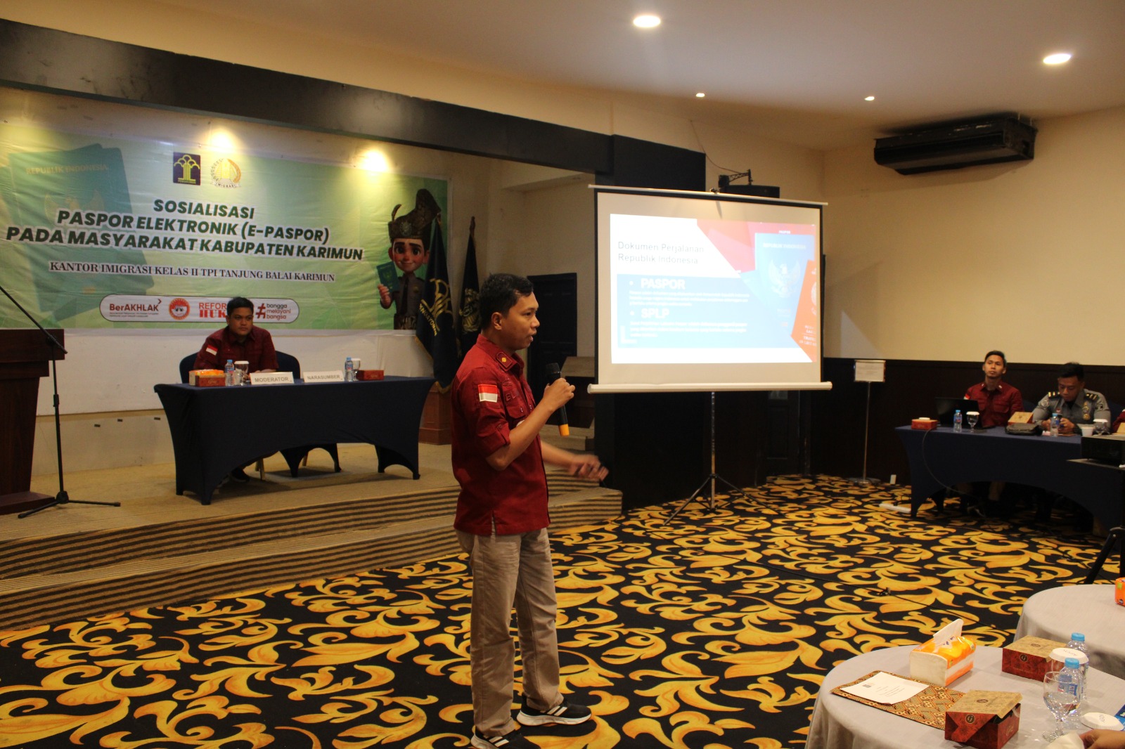 IMIGRASI KARIMUN LAKSANAKAN SOSIALISASI PASPOR ELEKTRONIK (E-PASPOR) PADA MASYARAKAT KABUPATEN KARIMUN