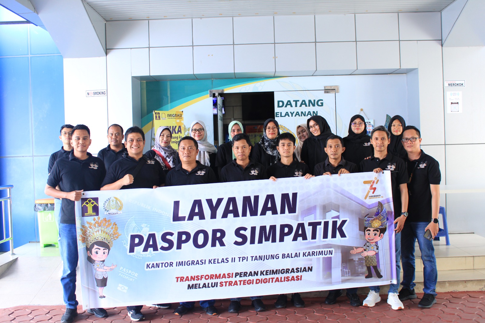 LAYANAN PASPOR SIMPATIK DI HARI LIBUR DISAMBUT ANTUSIAS OLEH MASYARAKAT KARIMUN