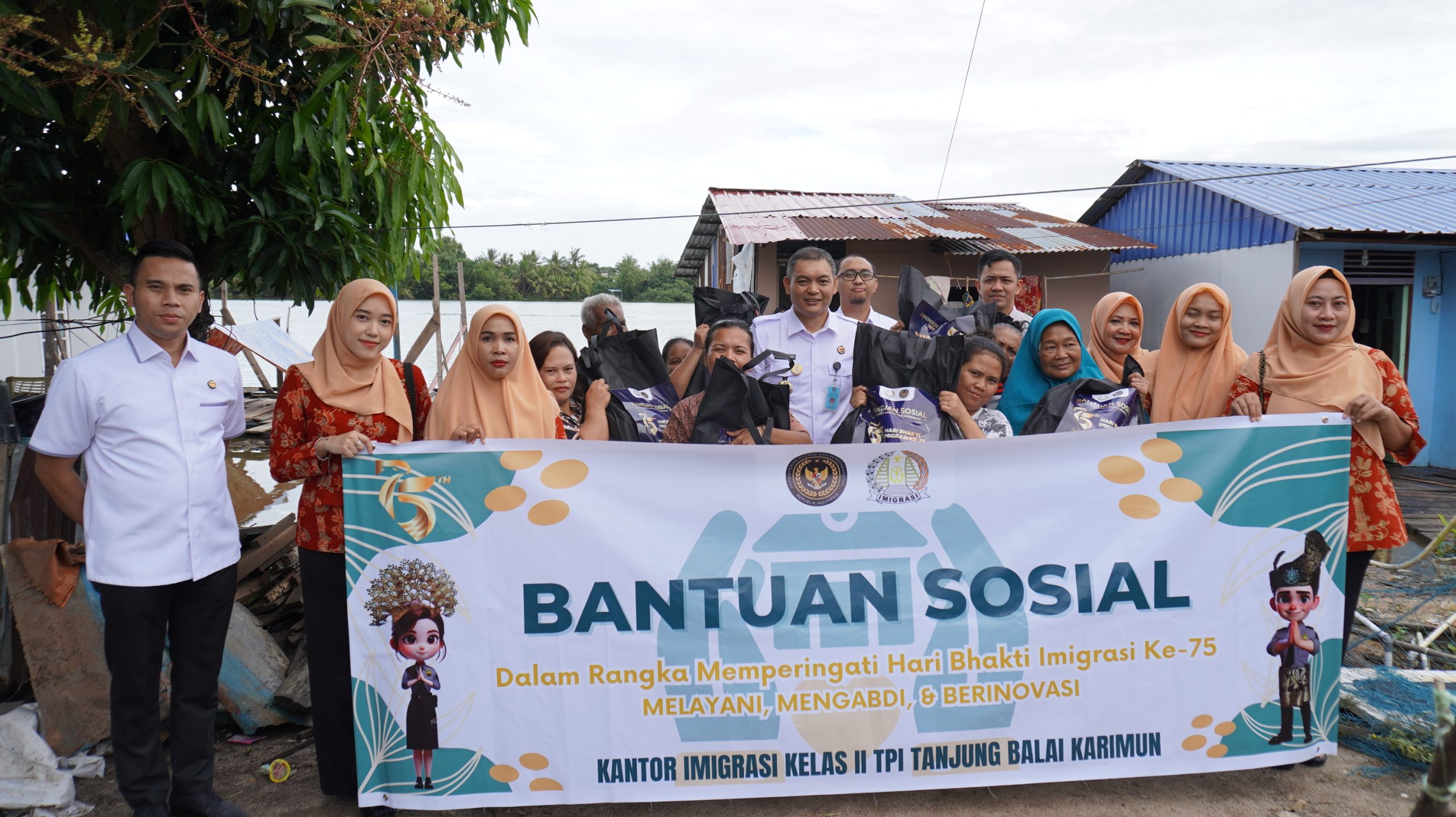 Laksanakan Kegiatan Imigrasi Berbakti, Salurkan Bantuan Sosial untuk Masyarakat Terdampak Banjir ROB dalam Rangka Hari Bhakti Imigrasi Ke-75