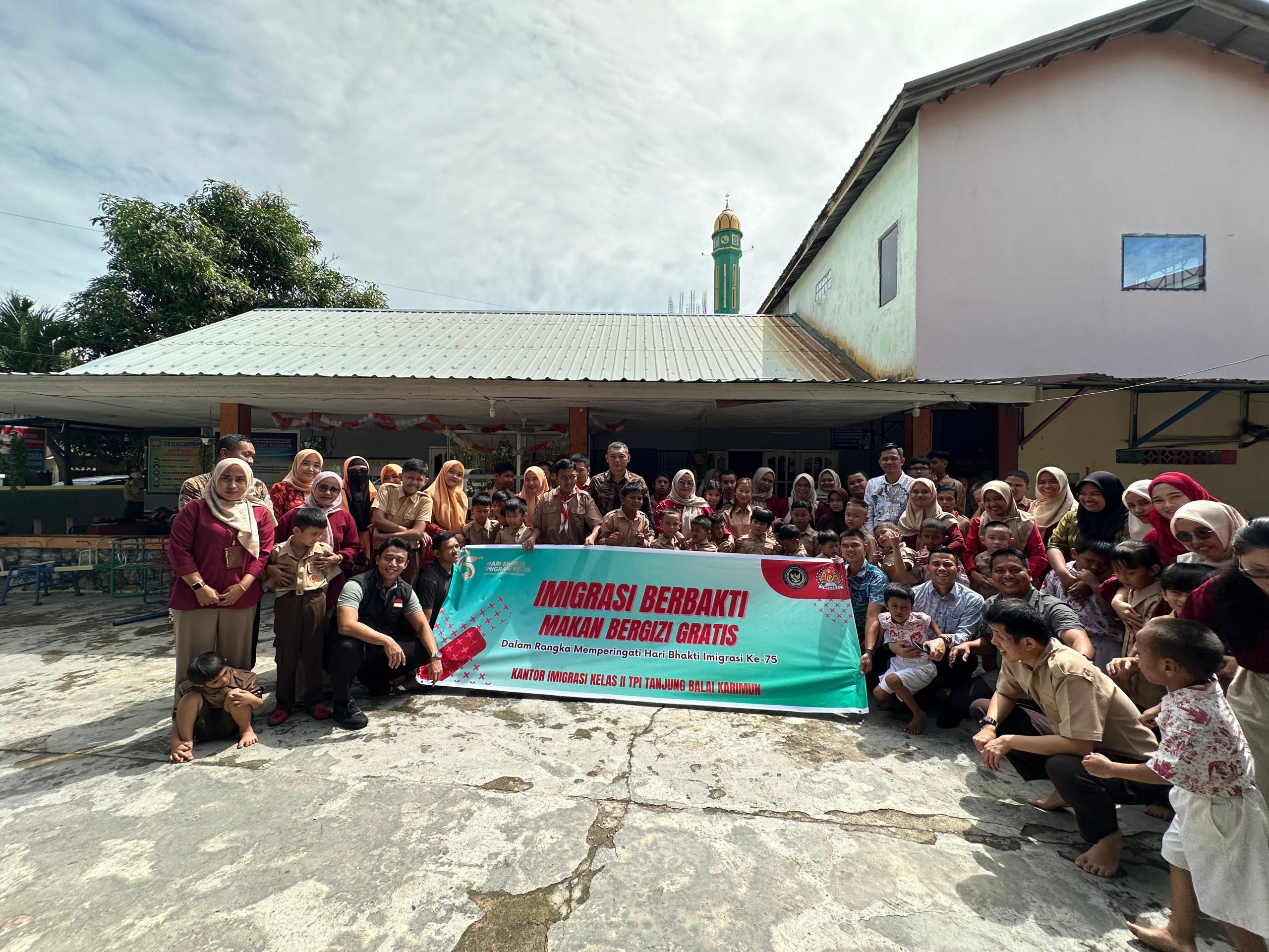 Kantor Imigrasi Karimun Gelar Kegiatan Imigrasi Berbakti Berbagi Makan Bergizi Gratis di SLB Sehati Karimun